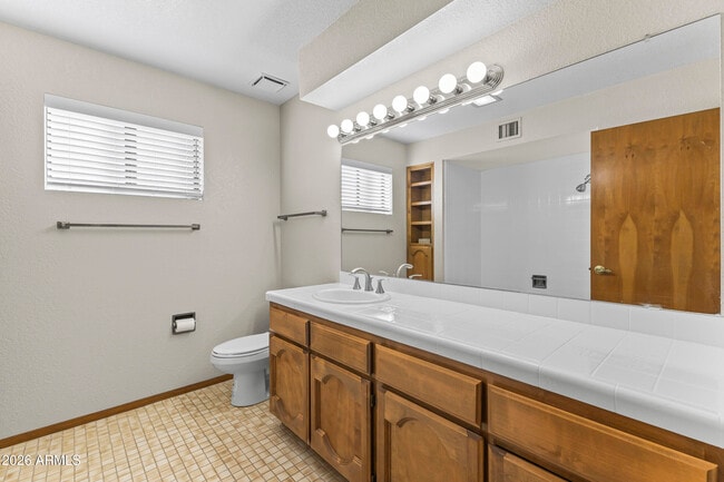 Building Photo - 1306 E La Vieve Ln