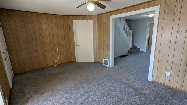 Building Photo - Charming 2-bedroom, 1-bathroom home locate...
