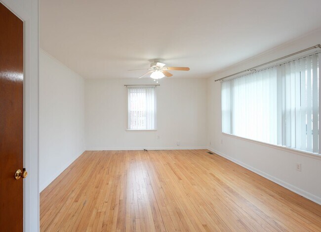 Building Photo - 2305 River Rd