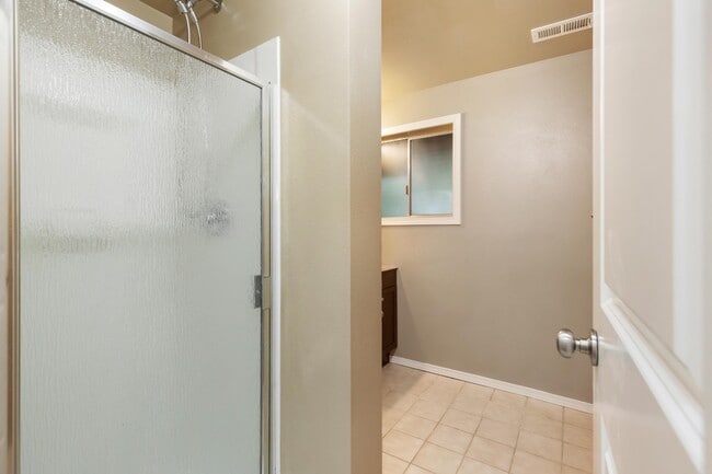 Building Photo - Spacious 5-Bed Home on XL Private Lot!