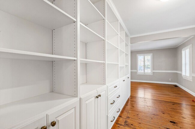 Building Photo - Charming Updated Bungalow in Raleigh’s Mordecai District!