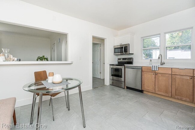 Building Photo - 2392 W Auburn Rd