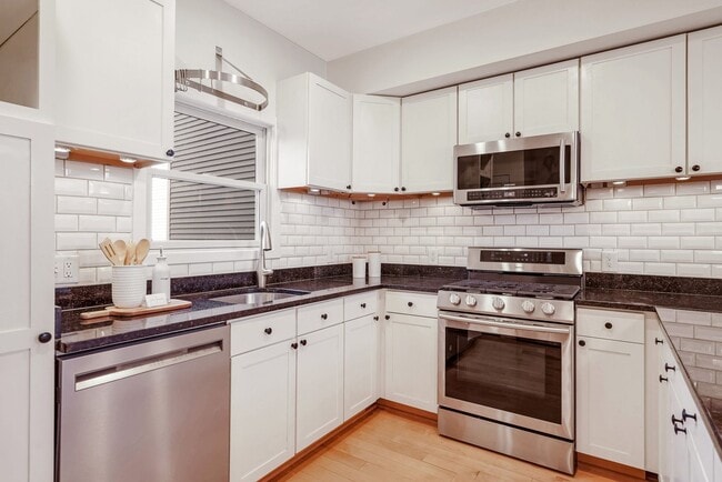 Building Photo - Available Now! Updated 2 Bedroom 2 1/2 Bathroom Condo! Parking Included!