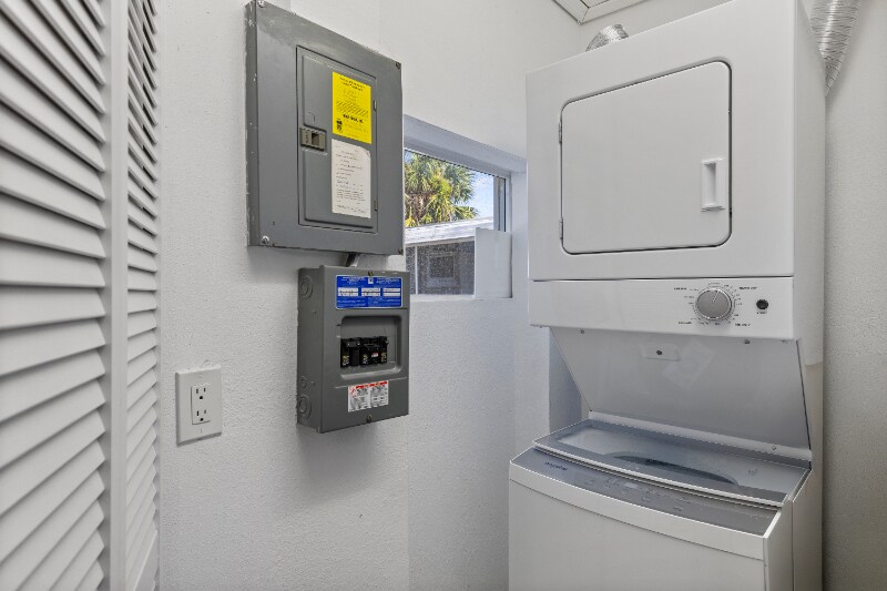 Building Photo - 310 Burland St