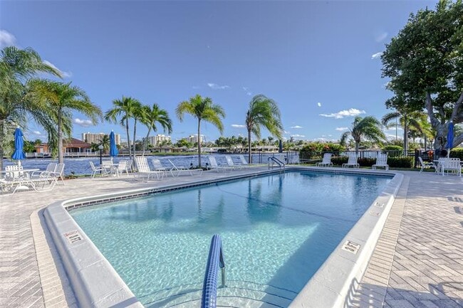 Building Photo - 6449 Bay Club Dr