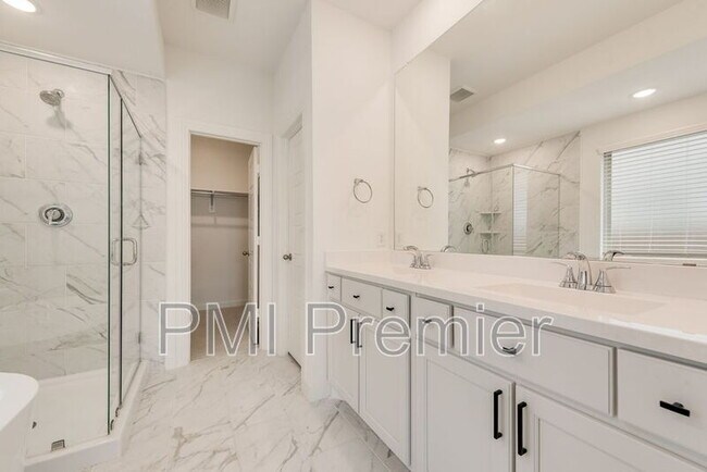 Building Photo - 3948 Mercedes Bend