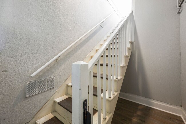 Building Photo - Victorian-style apartment available in the serene SW Hills