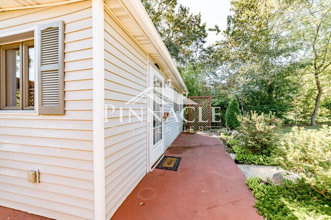 Building Photo - 5840 Quaker Pky