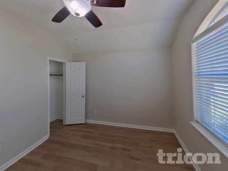 Building Photo - 825 Hawthorne Rd