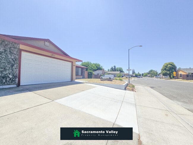 Building Photo - 8440 Sierra Sunset Dr