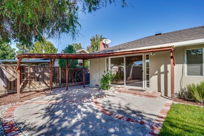 Building Photo - Charming & Refreshed Well-Maintained 4 Bed...