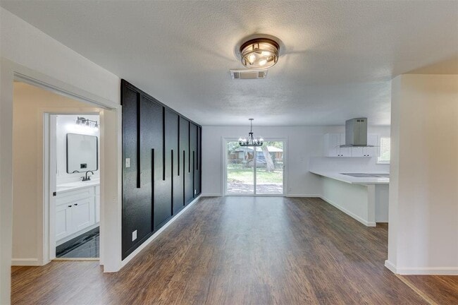 Building Photo - 2112 Walnut Ln