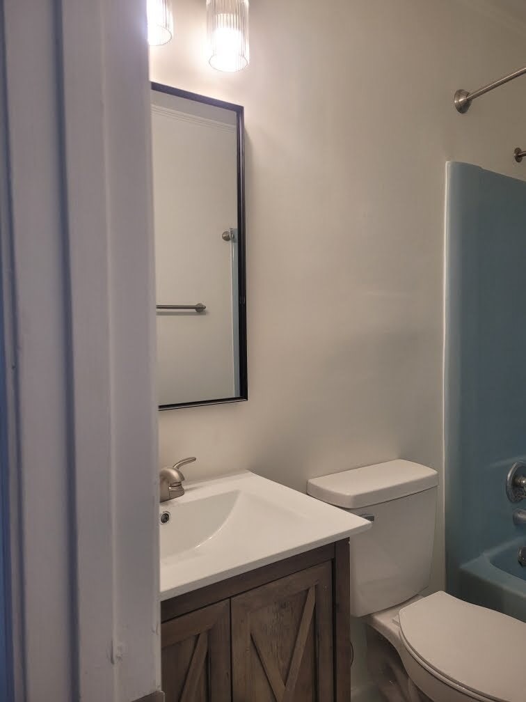 Building Photo - 2605 Vineyard St