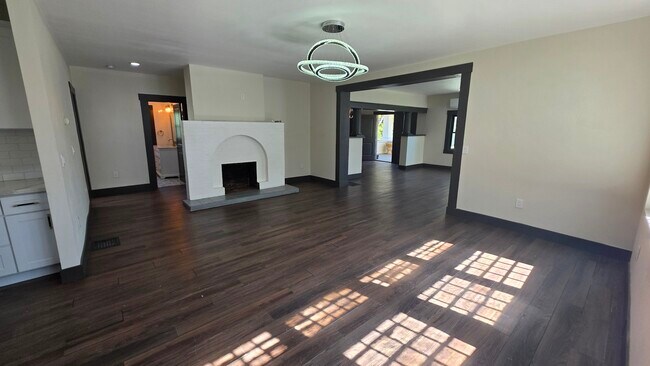 Building Photo - 345 N Van Ness Ave