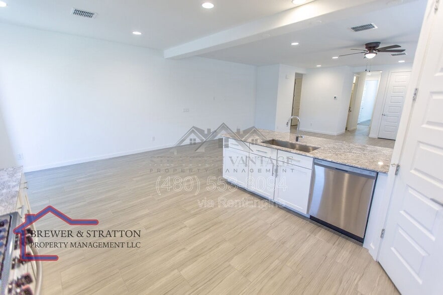 Building Photo - 2226 E Kelly Dr