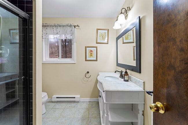 Building Photo - 8 Glenview Dr