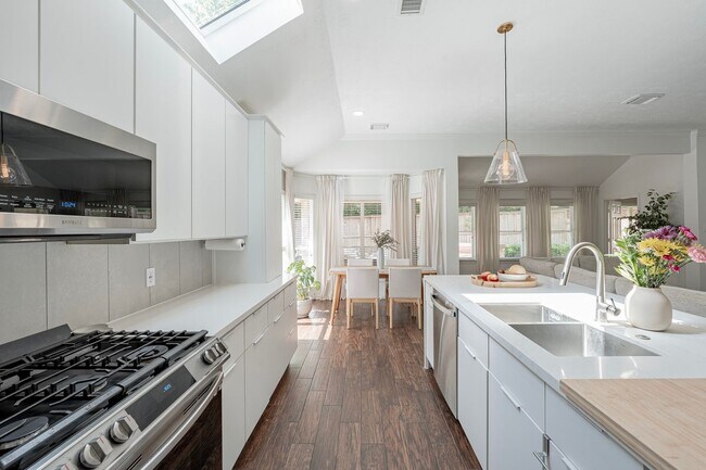 Building Photo - 11 E Sienna Pl