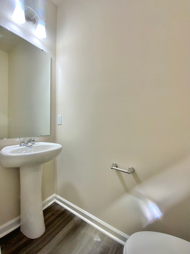 Building Photo - 836 Falls Grove Trl