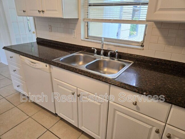 Building Photo - 4352 Shoreline Dr