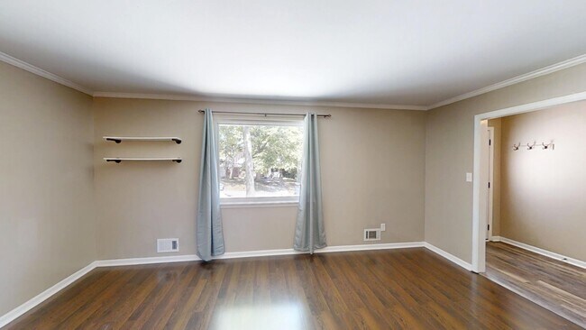 Building Photo - 321 Oak Lake Dr