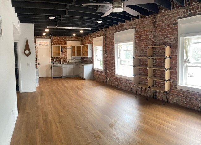 Building Photo - 2202 Lexington Ave