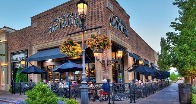 Building Photo - 2122 W Pine Ave