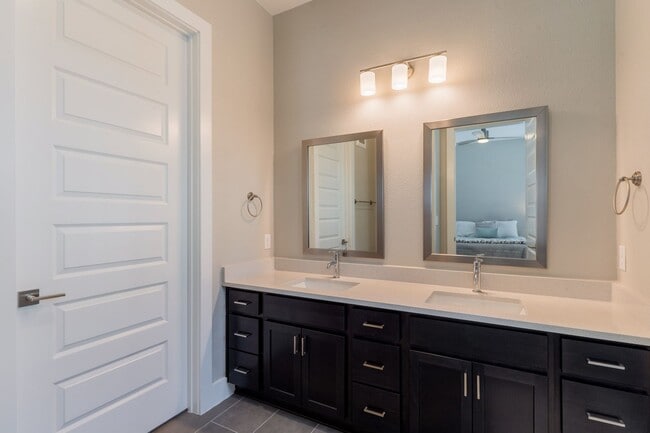 Building Photo - The Grove 2/2 Furnished