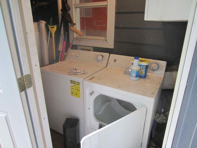 Building Photo - 5001 Duval St