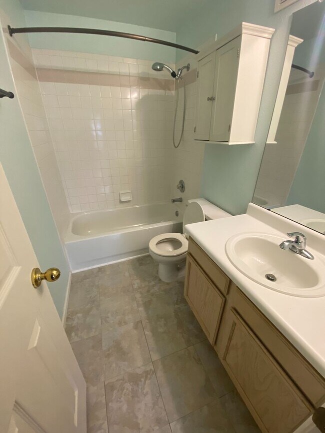 Building Photo - GREAT LOCATION 2 Bed 2 Bath Condo in Hunter's Ridge-Available May 5th