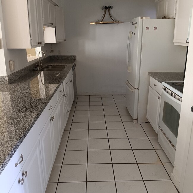 Building Photo - 13807 Towne W Blvd