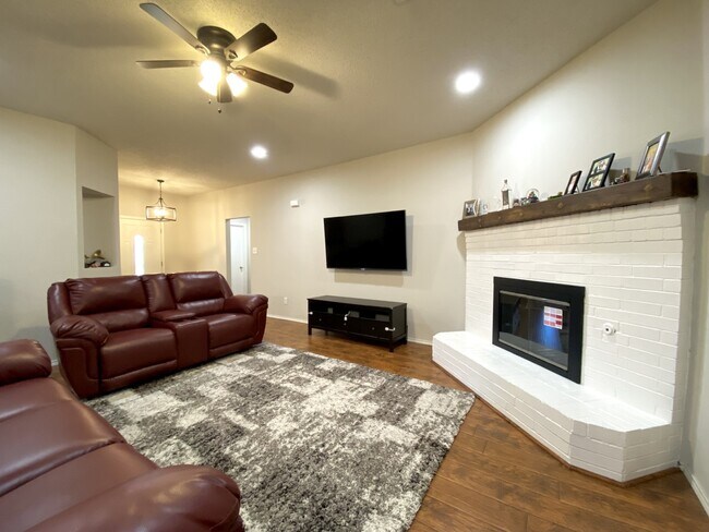 Building Photo - 9912 Carter Dr