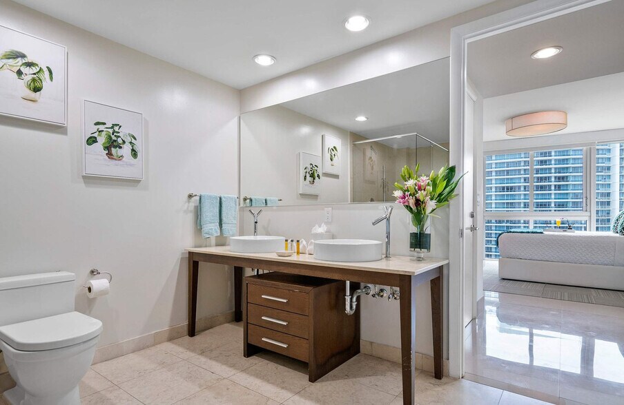 Building Photo - 485 Brickell Ave