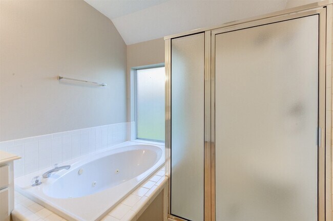 Building Photo - 9026 Robinhoods Well Dr