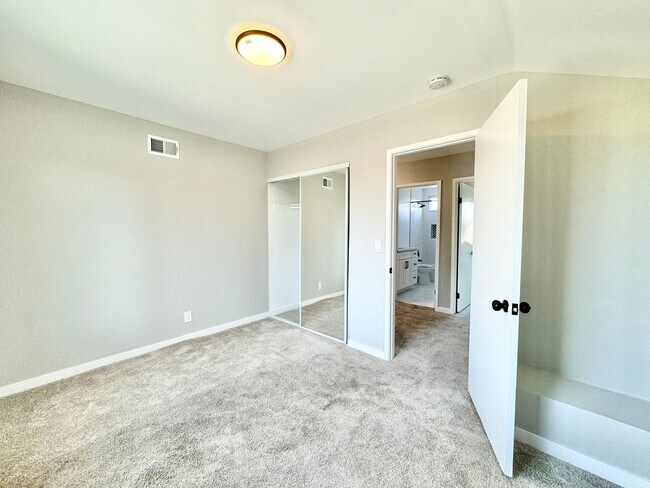 Building Photo - Beautifully Updated 4B/2.5BA House with Solar and A/C!