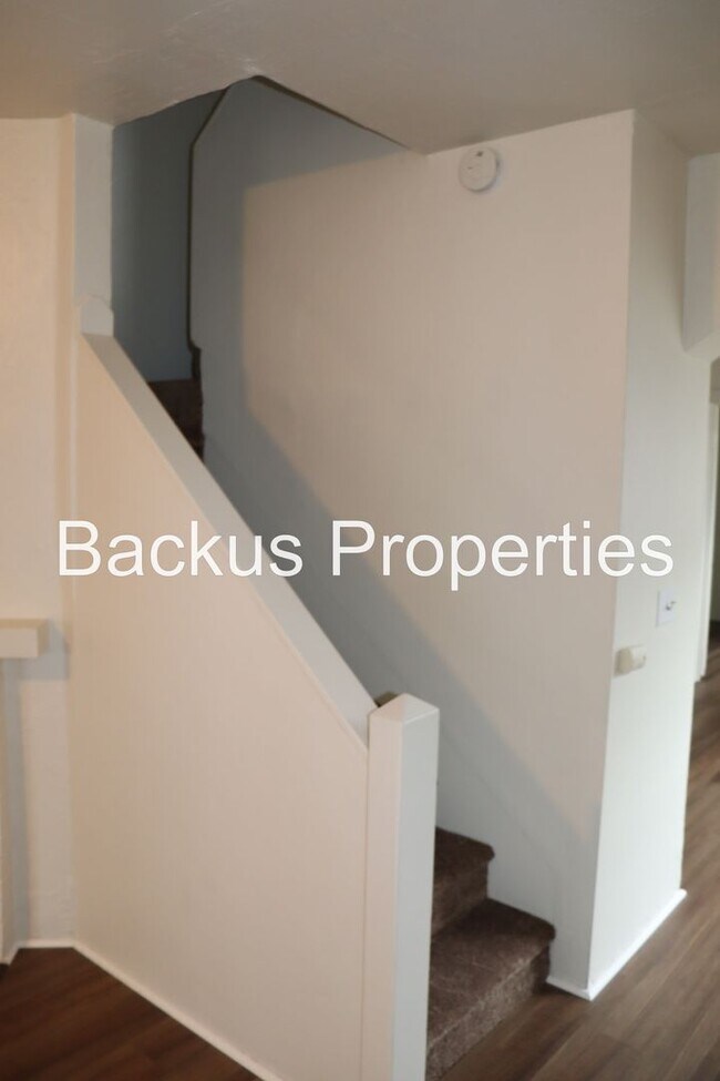 Building Photo - 210 Cypress Ave