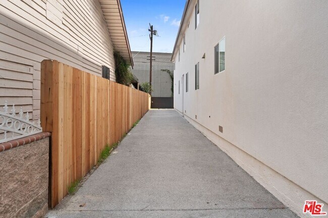 Building Photo - 5912 S Flower St