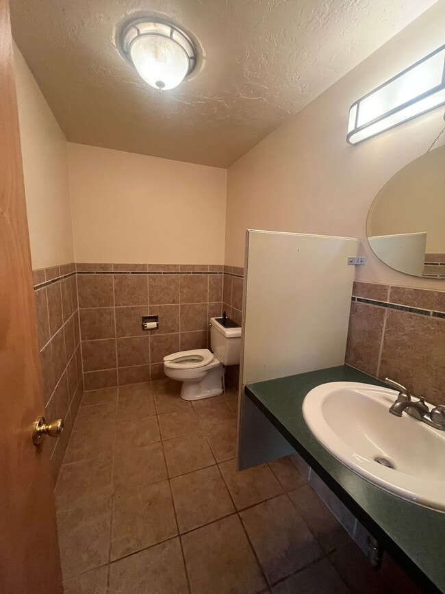 Building Photo - 2-Bedroom 2-Bathroom Condo POOL, HOT TUB and GYM included