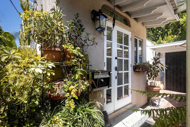 Building Photo - Warm & Welcoming Home Near Melrose with Room to Live, Work & Create