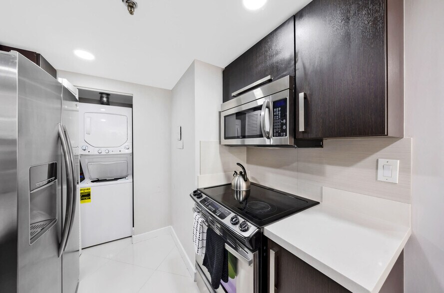 Building Photo - 1717 N Bayshore Dr