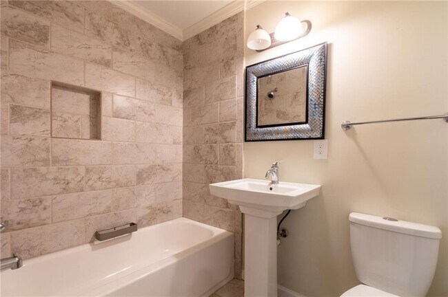 Building Photo - 3014 Skyland Dr NE