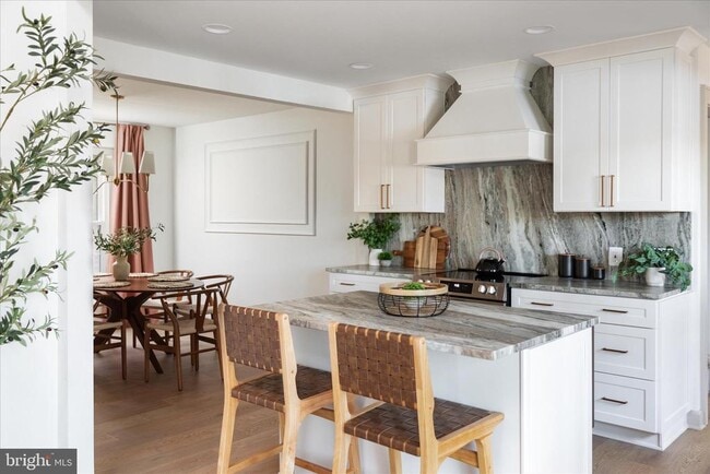 Building Photo - 4386 Lakewood Dr