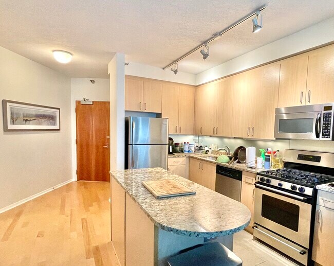 Building Photo - 600 N Kingsbury St