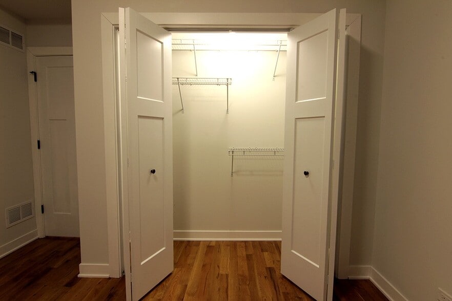 Building Photo - 2209 W Eastwood Ave