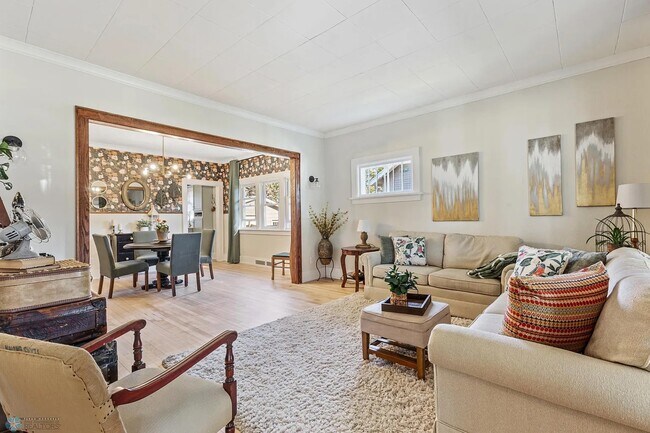 Building Photo - 1545 4th Ave S