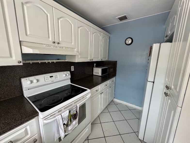 Building Photo - 13846 Kendale Lakes Dr