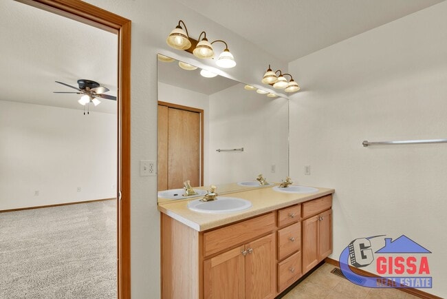 Building Photo - Beautiful home with 4 BR, 3.5 BA, 2 CAR wi...