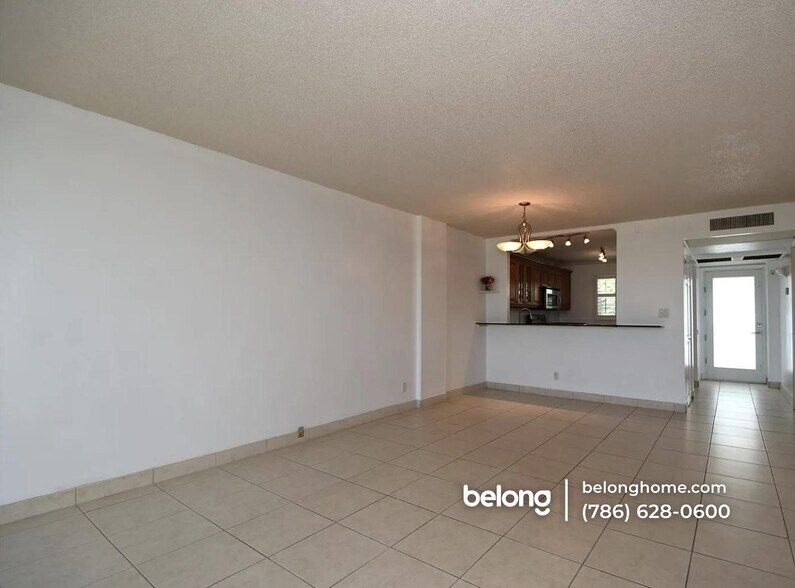 Building Photo - 121 Royal Pk Dr