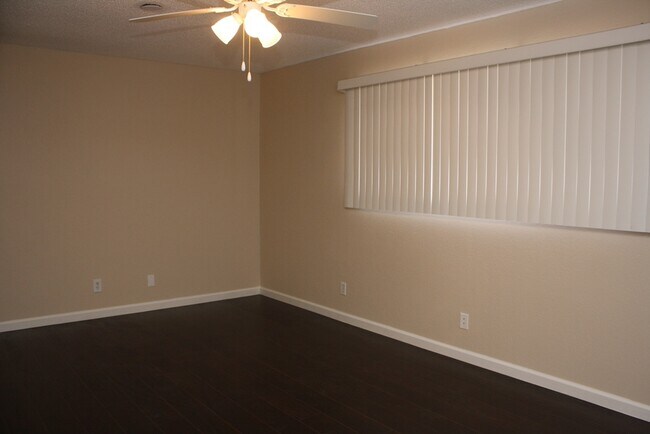 Building Photo - Superb Dual Master Townhome!
