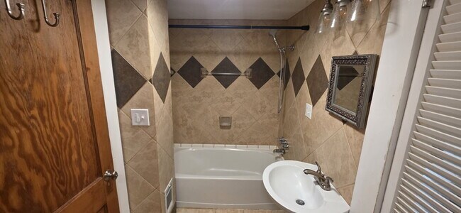 Building Photo - Cute 2 bedroom/ 1.5 bath single family home for rent in a quiet country setting but minutes from ...