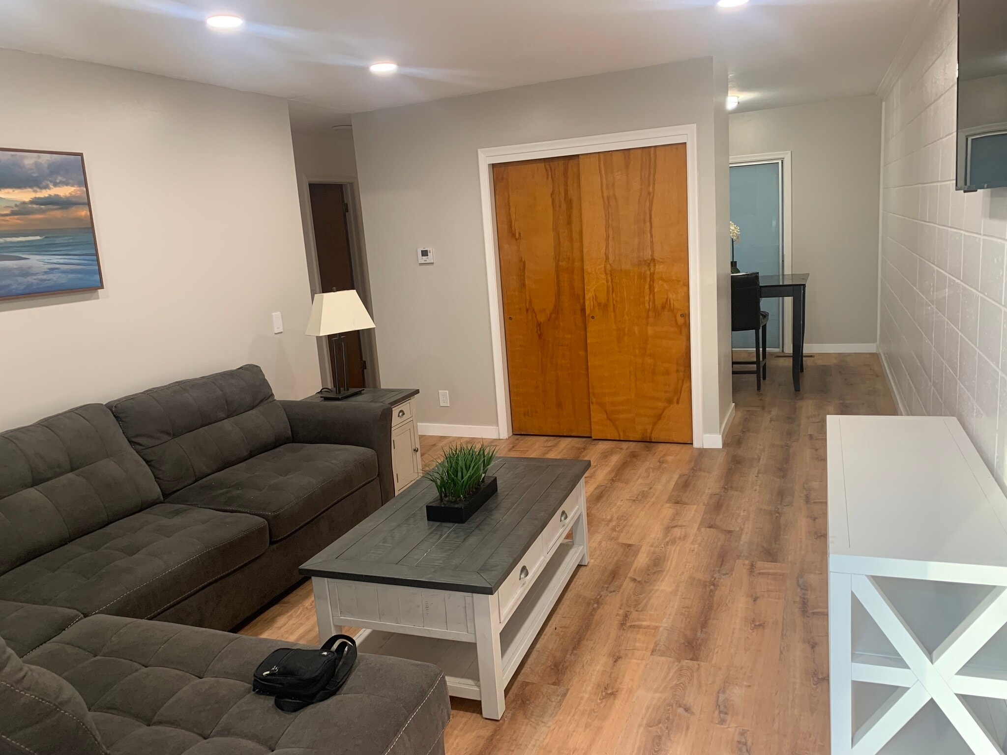 Living toom - 886 Raymond Dr
